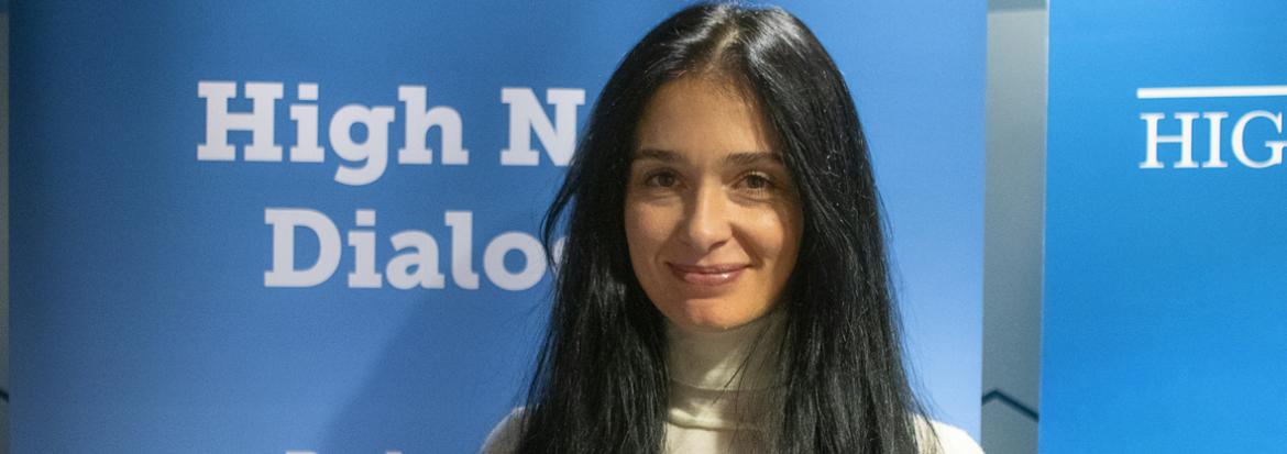 Viktoria Dovgal fra Kyiv i Ukraina foran rollup som reklamerer for High North Dialogue