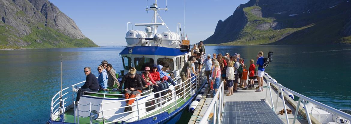 Sommerdag på Moskenesøya: Trangt om plassen ombord i lokalbåten som ferdes på Bunesfjorden i Moskenes i Lofoten. Foto: Bård Løken / www.nordnorge.com​