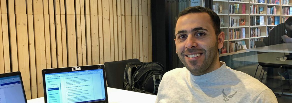 Dedikert student: Mohammed Labwam bruker mye tid på pensum, som er på biblioteket ved Kimen kulturhus i Stjørdal. Foto: privat.