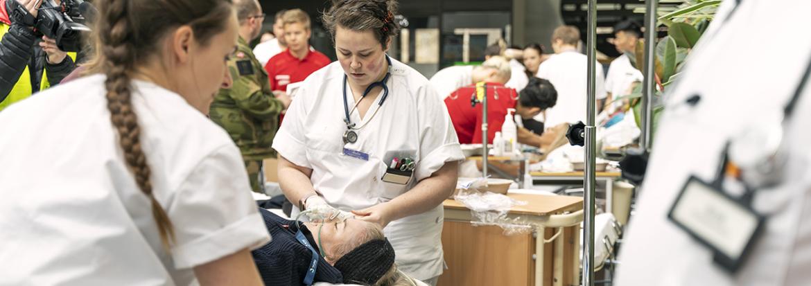 Sykepleiestudenter lager sykehus