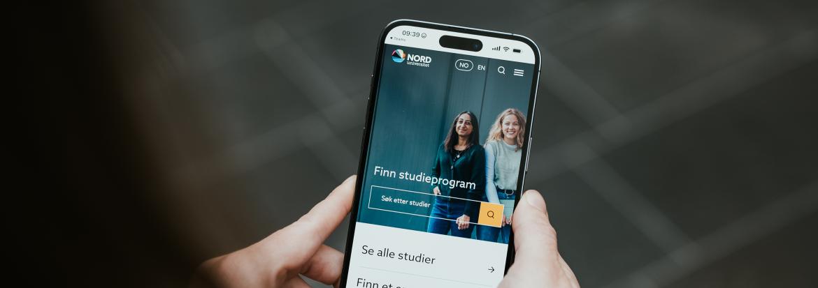 Mobiltelefon som viser Nord universitets nye nettsider.