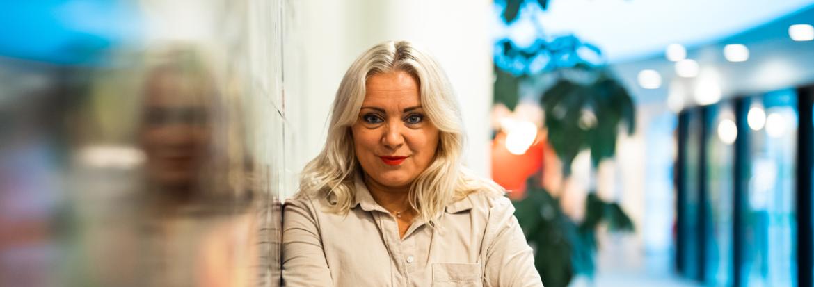 Kvinne ved vegg i en foaje