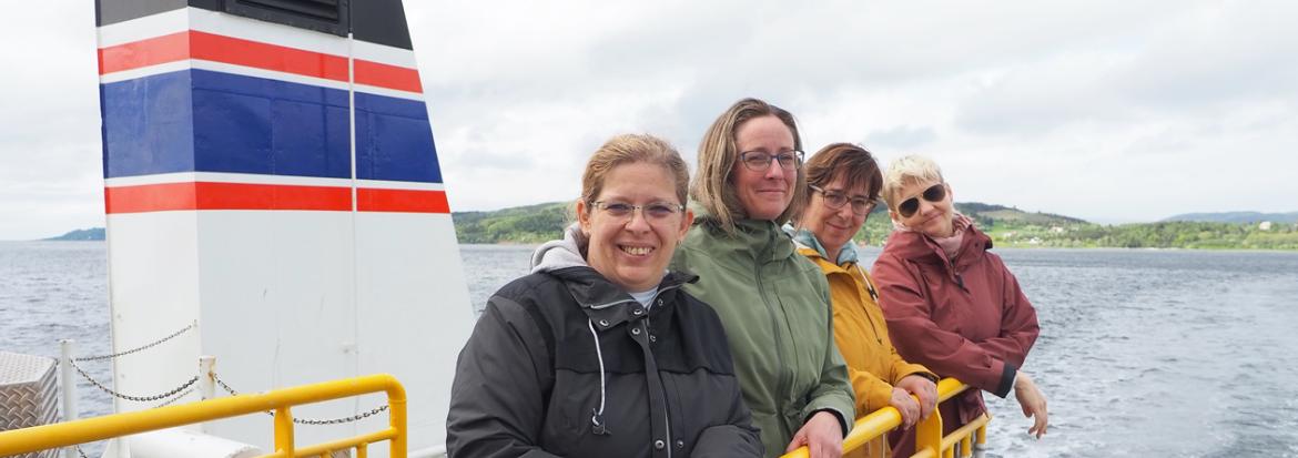 Fire kvinnelige forskere på en ferje midtfjords
