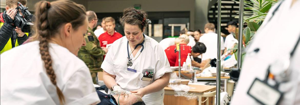 Sykepleiestudenter i akuttmottak under øvelse