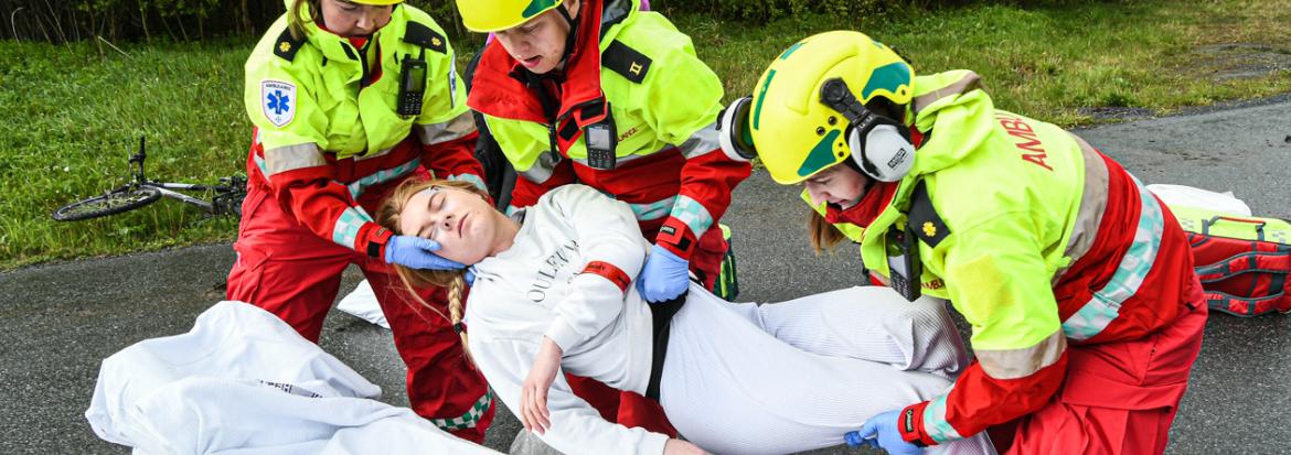 Masseskadeøvelse i Levanger, pasienter reddes ut av området.