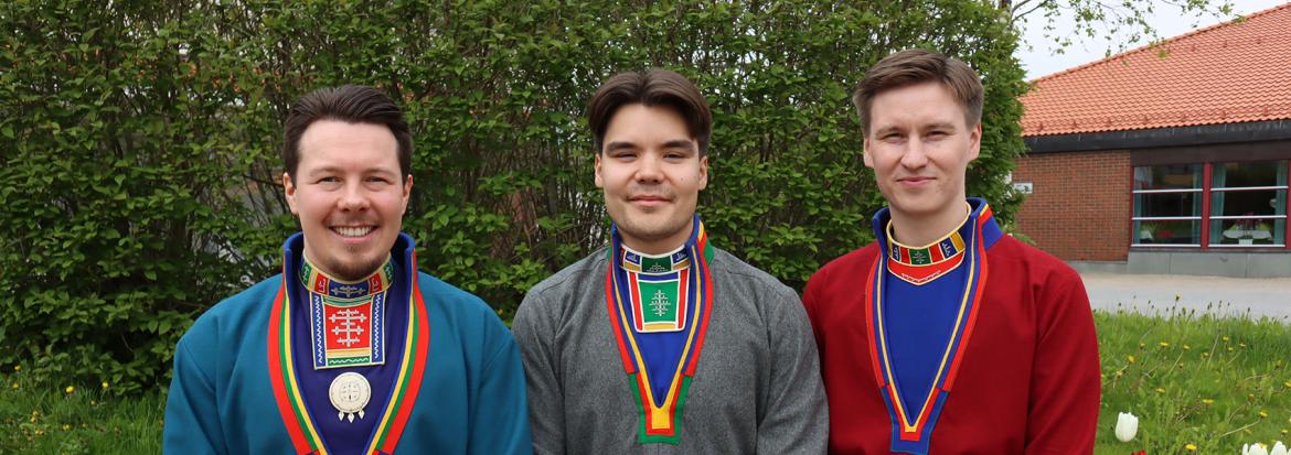 Tre mannlige studenter med kofter