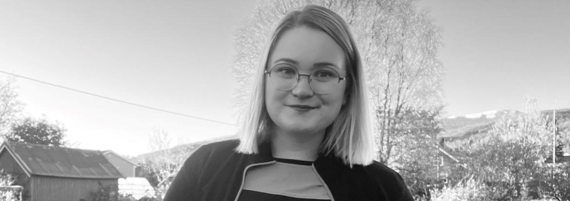 Kvinne ute med lærebok - bilde i sort hvitt