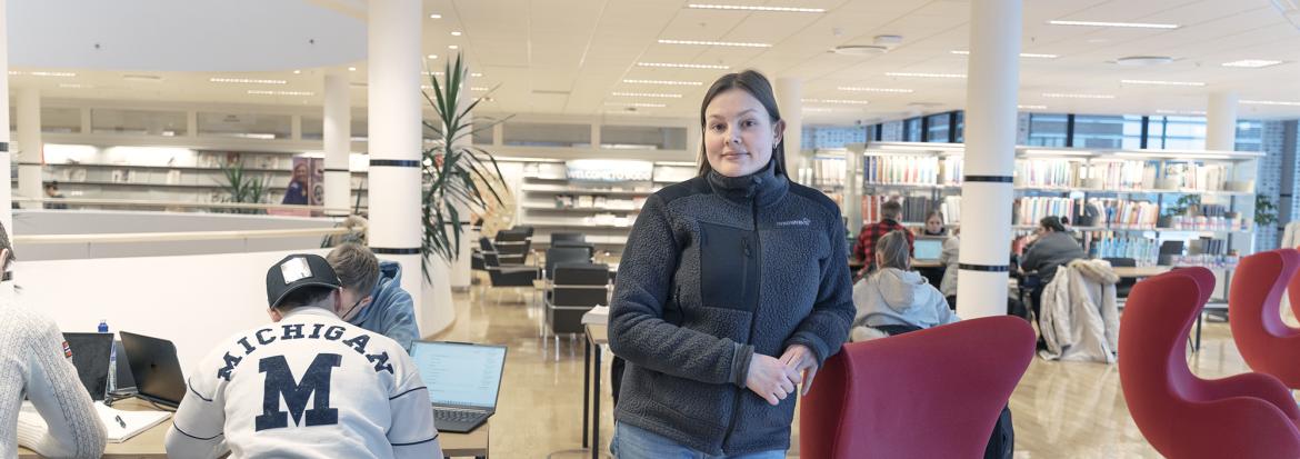 Amalie på biblioteket