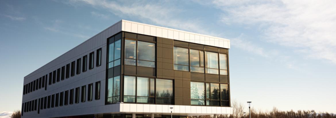 administrasjonsbygg med store vinduer
