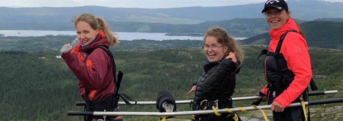 Tre damer på fjelltur. En funksjonshemmet, og to ledsagere. Foto