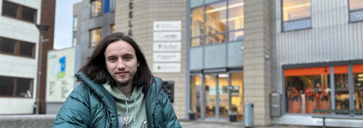 Student med grønn jakke