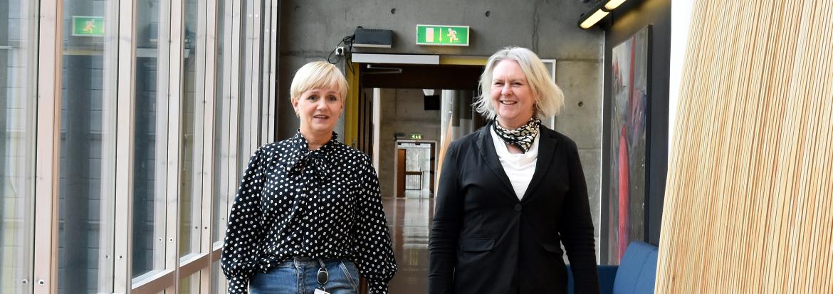 to damer går i en gang