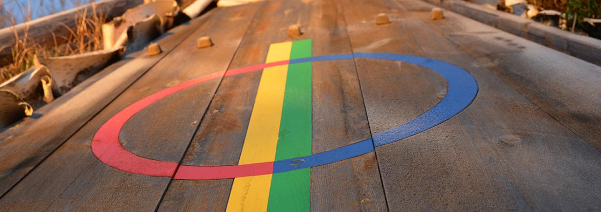 Lavvodør med samisk symbol