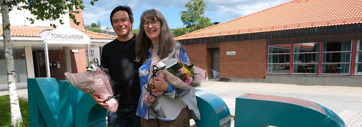 Christian Lo go Torill Mortensen har fått blomster etter å ha holdt forelesninger