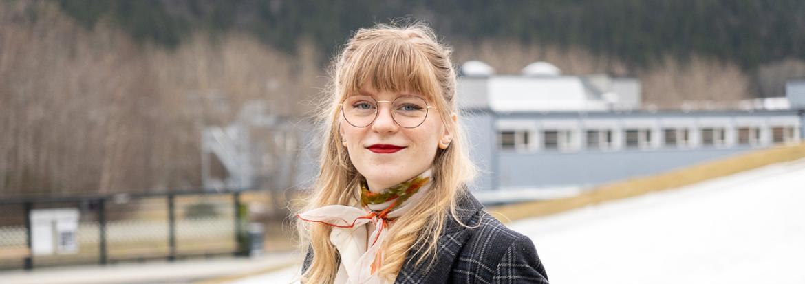 Smilende kvinne med lyst hår