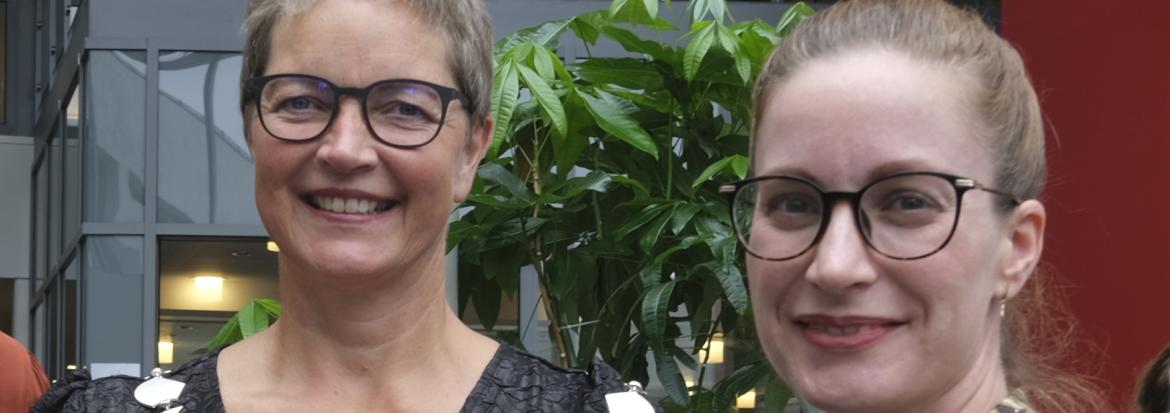 dekan Rose Martin og rektor Hanne Solheim Hansen sammen på Nesna
