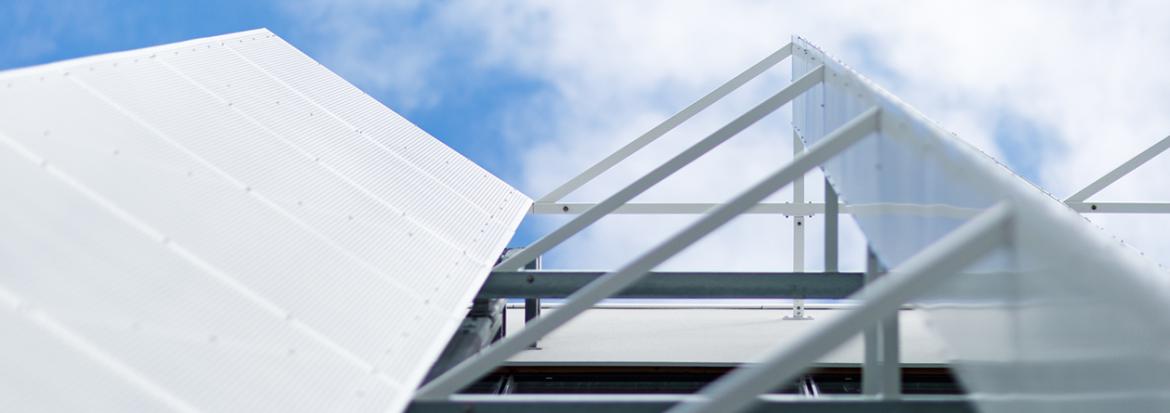 moderne hvitt bygg mot himmel