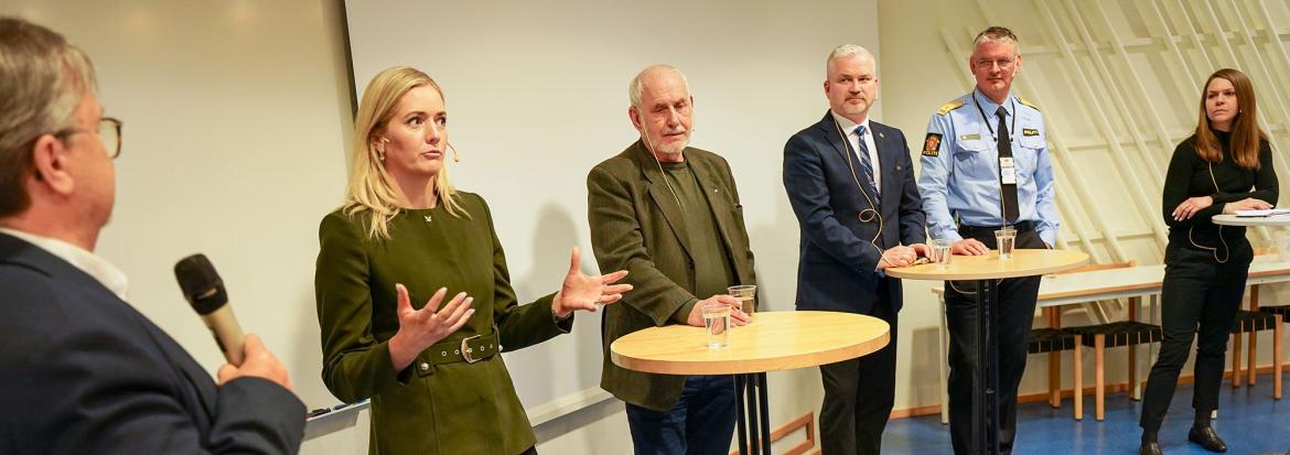 Panel: Ordstyrer Stein Sneve, Avisa Nordland t.v. Videre: politiker Emilie Enger Mehl, tidligere etterretningsoffiser Ola Kaldager, statsforvalter Tom Cato Hansen, visepolitimester Arne Hammer og forsker Beate Steinveg.