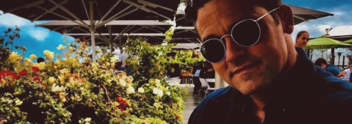 Mann med kamera i hendene