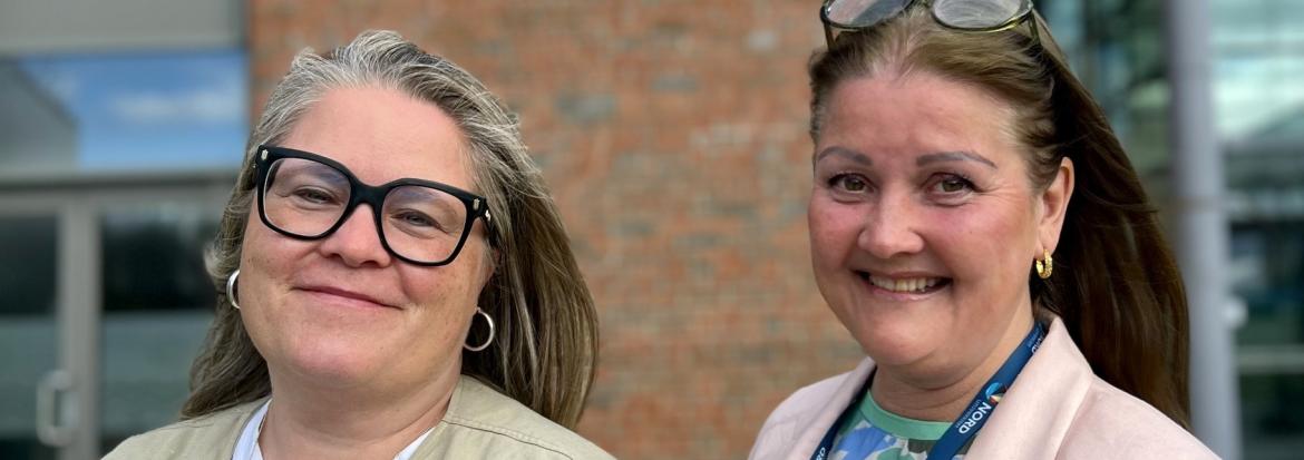 To damer står foran hovedinngangen til Nord universitet