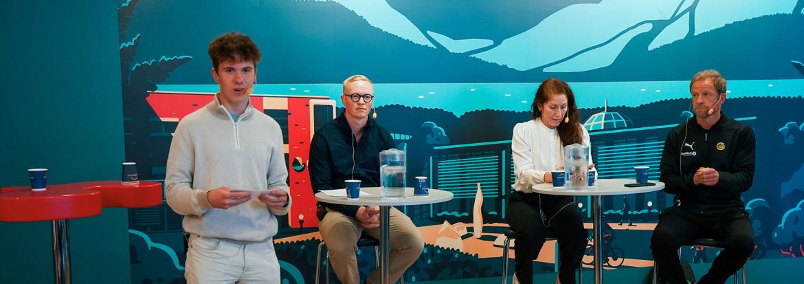 Debattleder og student, Magnus Olsen, ønsker velkommen. Panelet: forsker Mads Skauge, fotballpresident Lise Klavenes og Glimts Ørjan Berg.