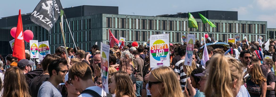 mennesker demonstrerer