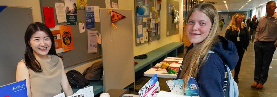 Student Ingrid Bakke i samtale med Shelley Wang fra James Cook University, Australia