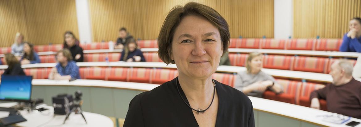 Kvinne med auditorium i bakgrunnen