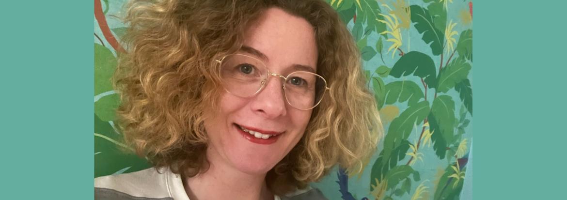 Dame foran fargerik bakgrunn