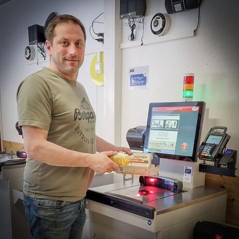 Ken Bjørklund opplever mange spennende utfordringer i ny jobb. En av dem er i bidra til åpning av selvbetjent, døgnåpen butikk i Rødøy. (Foto: Privat)