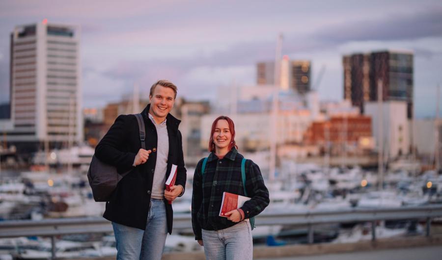 Studenter med Bodø sentrum i bakgrunnen