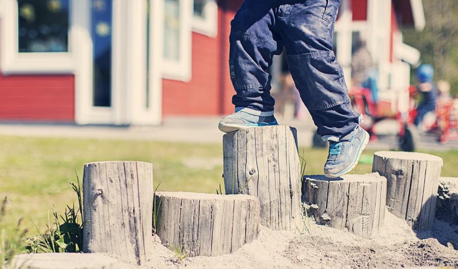 Barneføtter klatrer