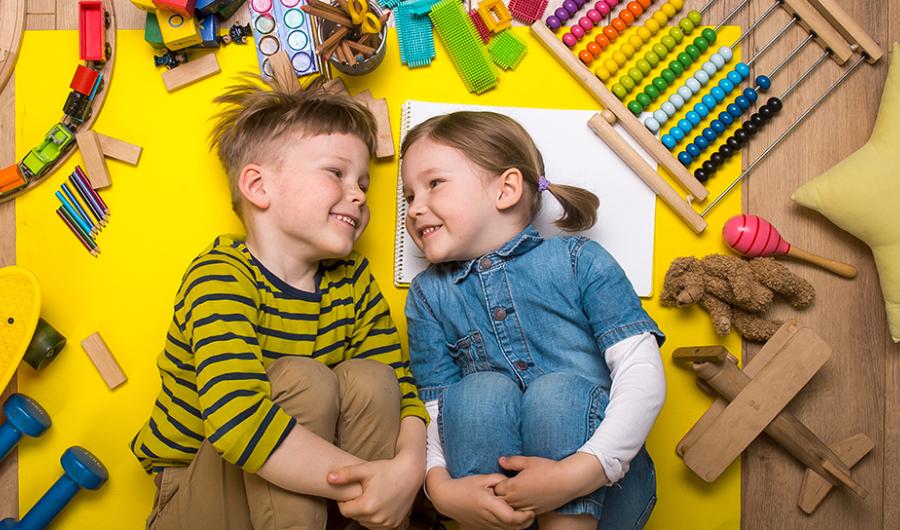 Gutt og jente i barnehage.