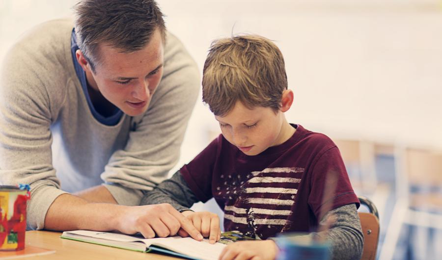 Lærer som underviser en elev.