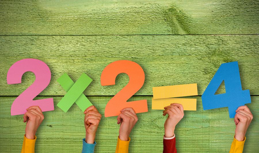 Barn som holder tallfigurer.