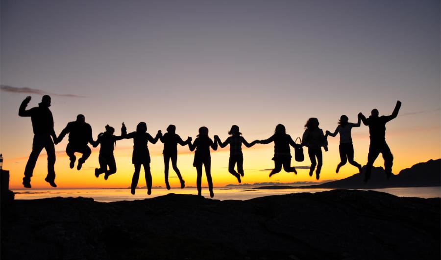 mennesker i solnedgang