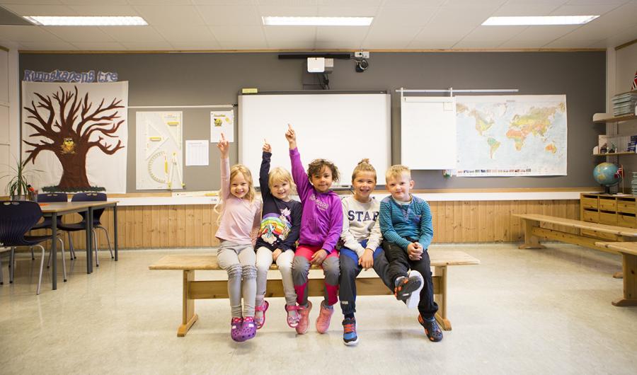 Fem elever i et klasserom.