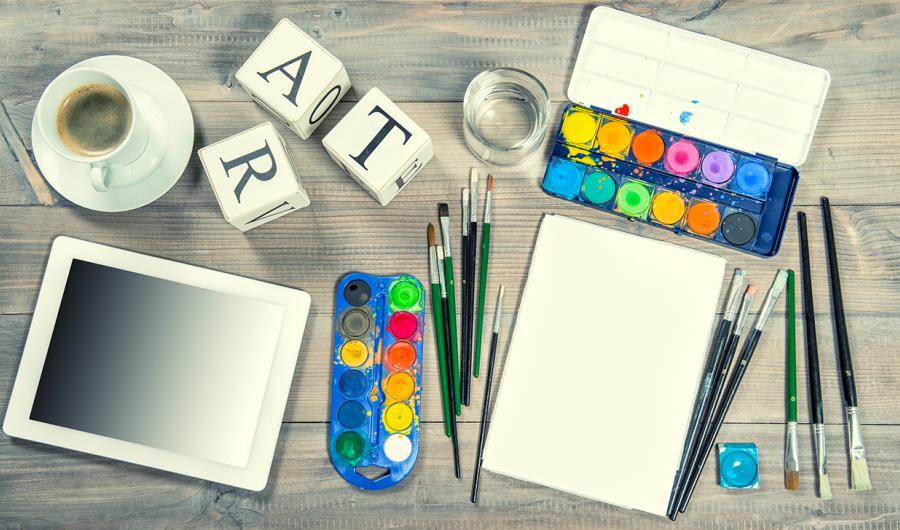 Fargeskrin, pensler og papirblokk.