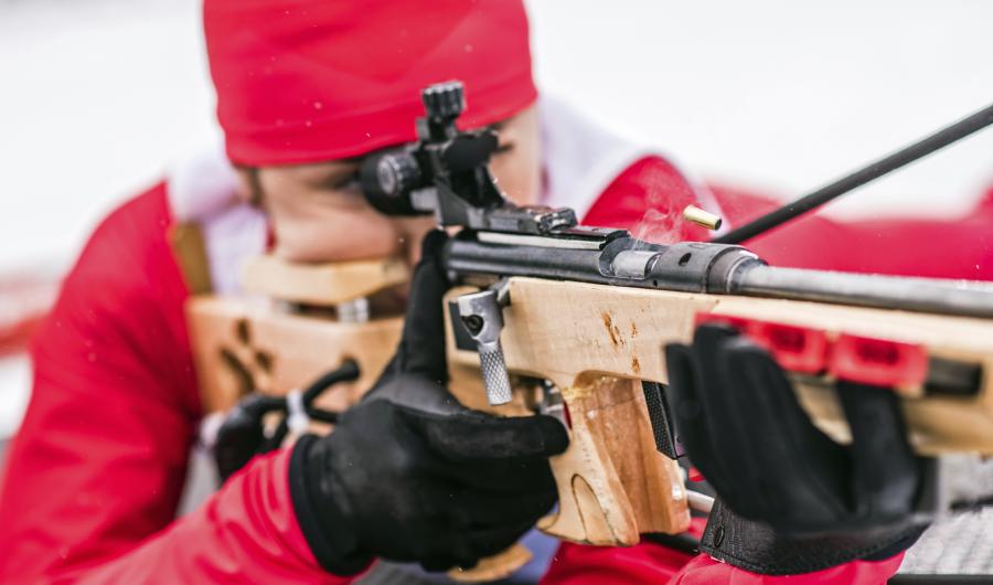 skiskytter med gevær