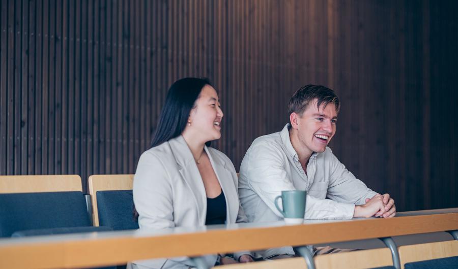 To studenter i forelesning