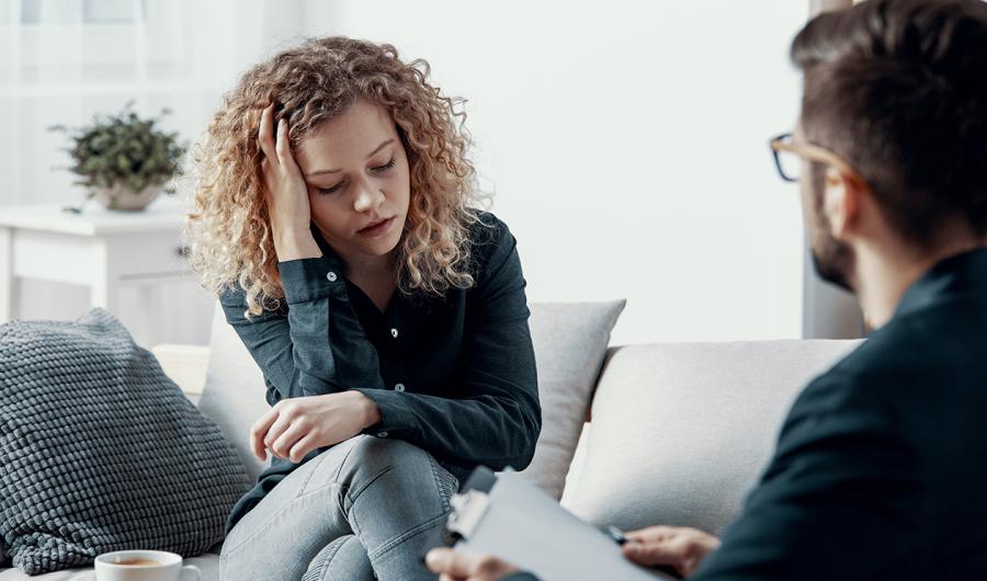 ung kvinne hos terapeut