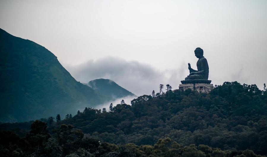 En statue ei åsside avbilda i profil.