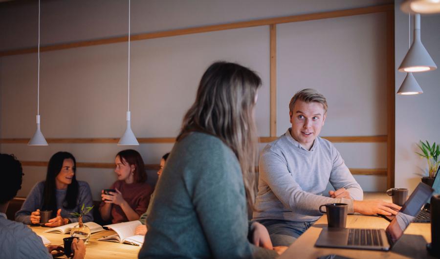 Studenter  som samarbeider