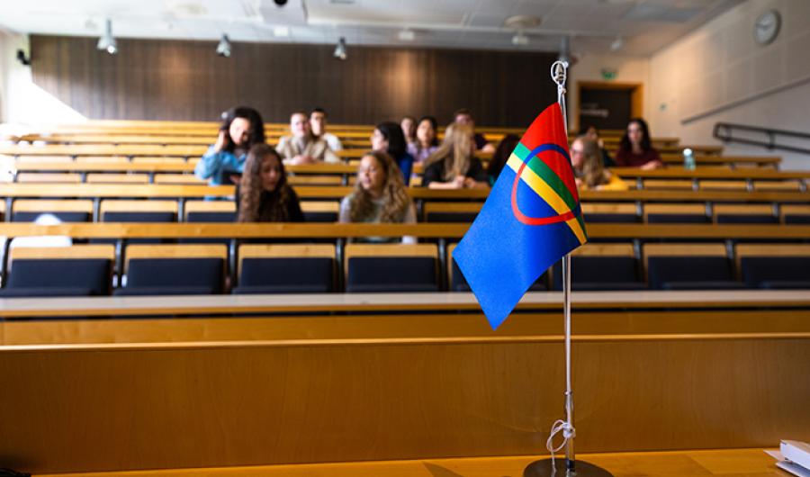 Samisk bordflagg i auditorium