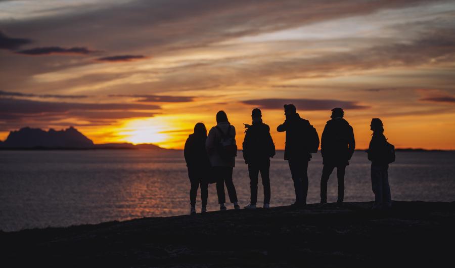 Studenter ser på solnedgangen