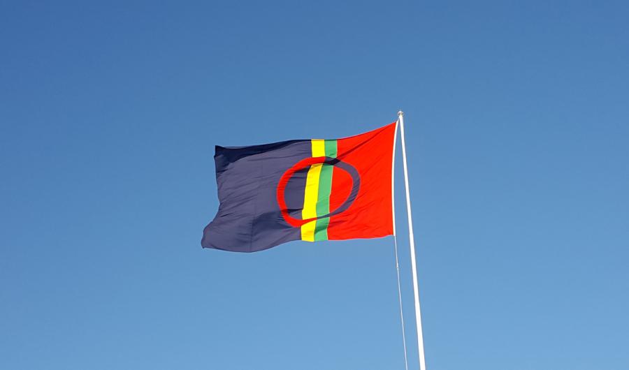 Samisk flagg som blafrer i vinden. Foto