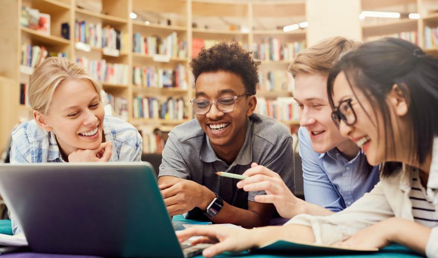 Fire studenter ved ei bærbar datamaskin