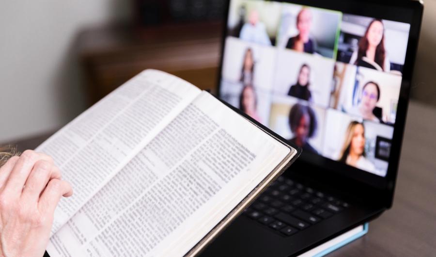 Nærbilde av en person som leser ei bok