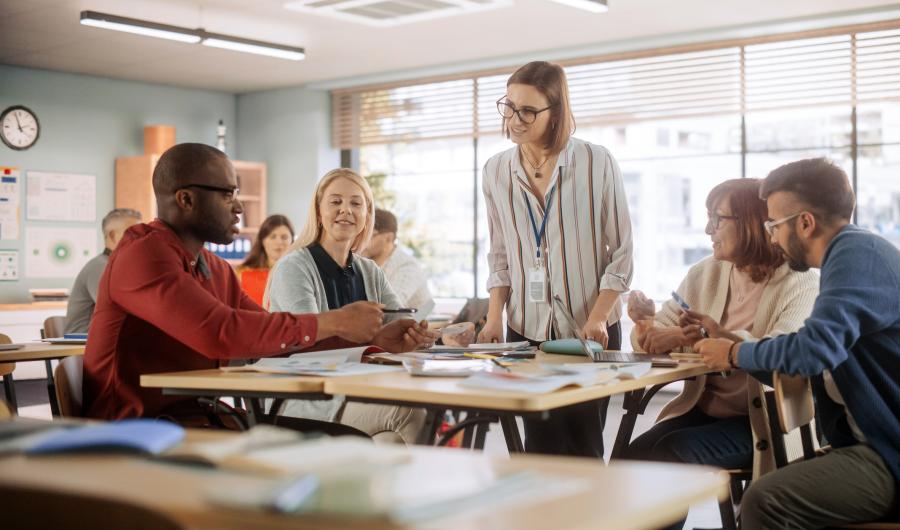 Voksne studenter og en lærer.