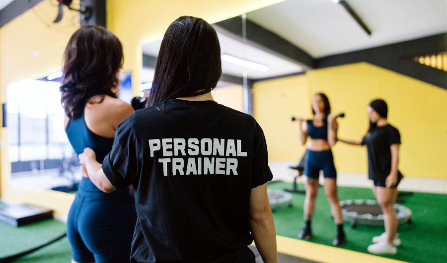 To kvinner i et treningsrom